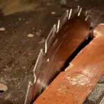 Hvordan skifter jeg klingen på min bordrundsav?